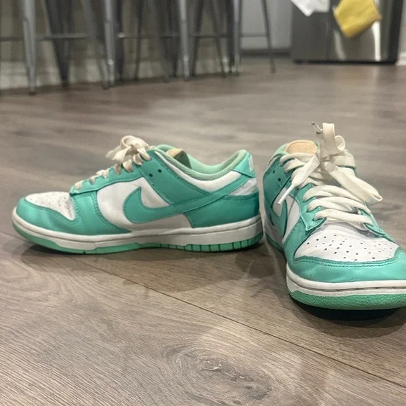Nike Dunks low Green Glow - Picture 2 of 2